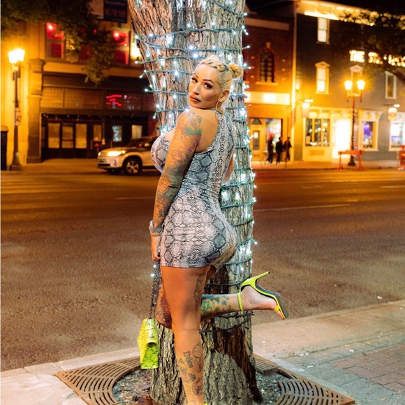 Meet your Posher, Melissa - Picture 2 of 5